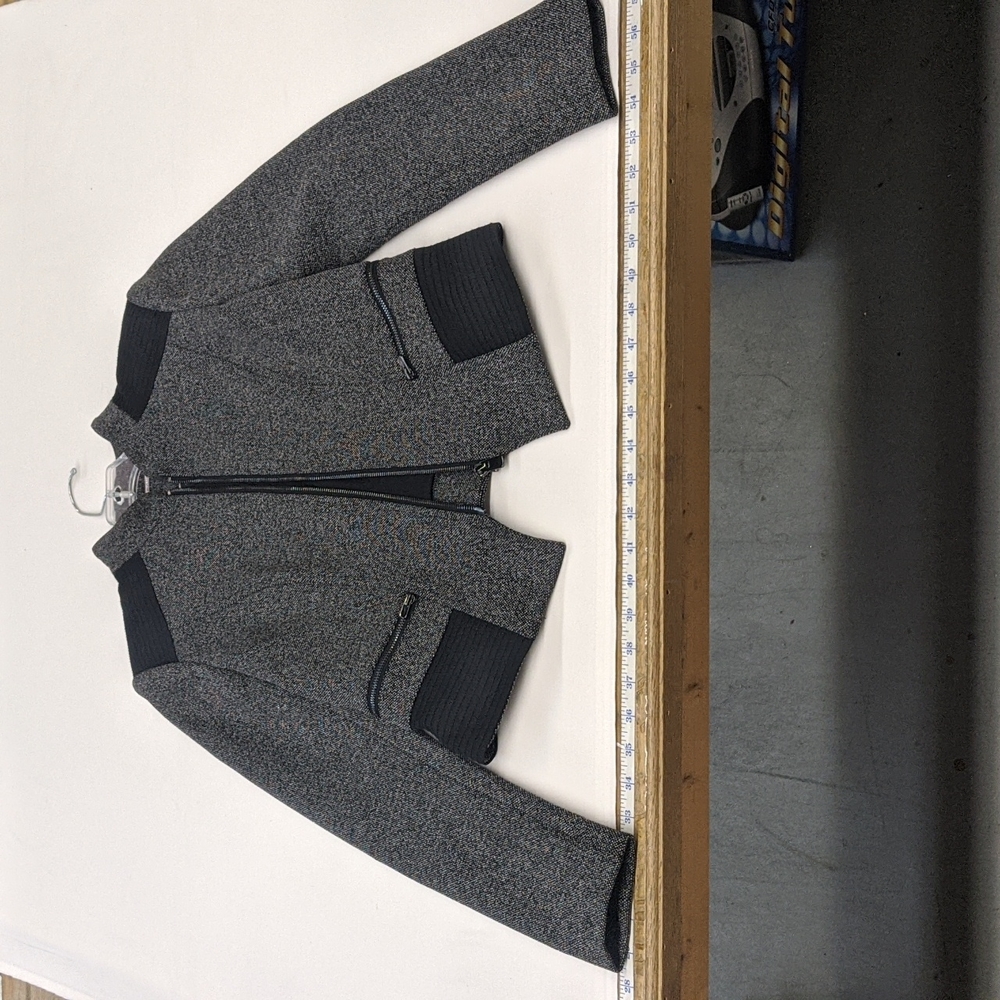 White House black market zip up jacket, used excellent condition size 2